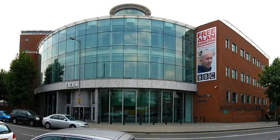 Gebäude des BBC Television Centre in London mit Glasfront, Austragungsort des ESC 1963