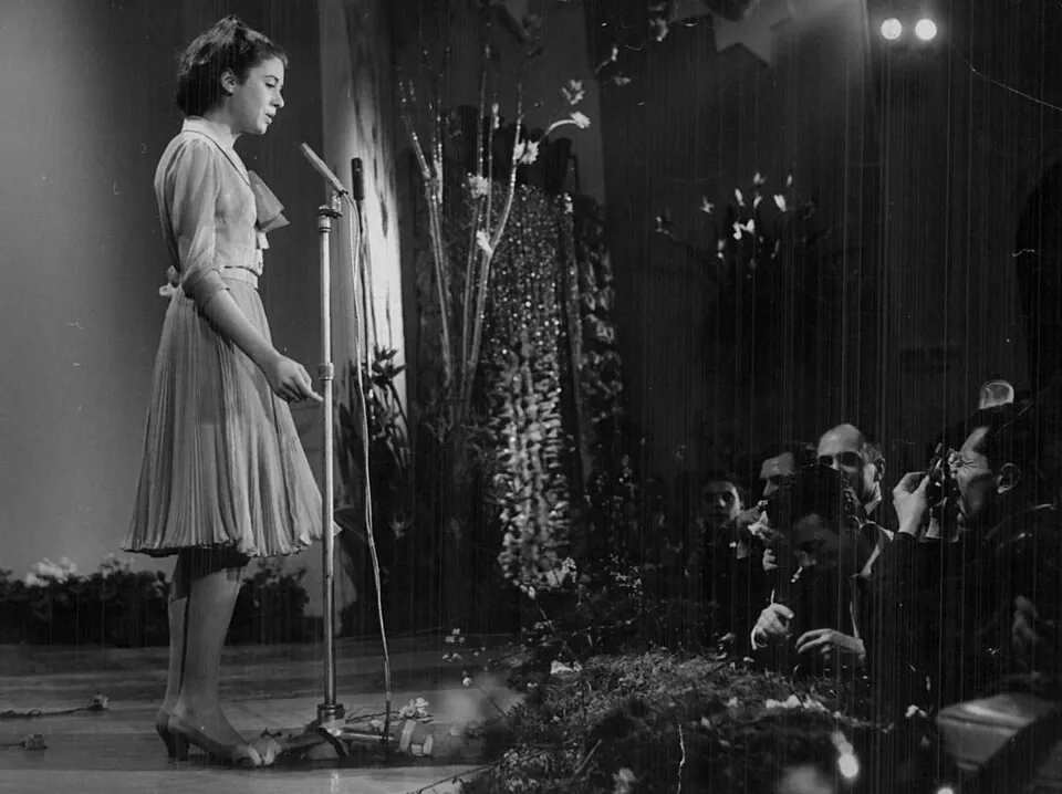 Die 16-jährige Gigliola Cinquetti singt beim Sanremo-Festival 1964 am Mikrofon