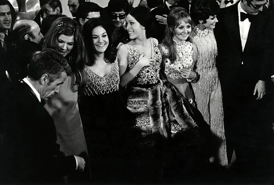 Die vier Siegerinnen Lenny Kuhr, Frida Boccara, Lulu und Salomé mit Massiel beim ESC 1969 in Madrid