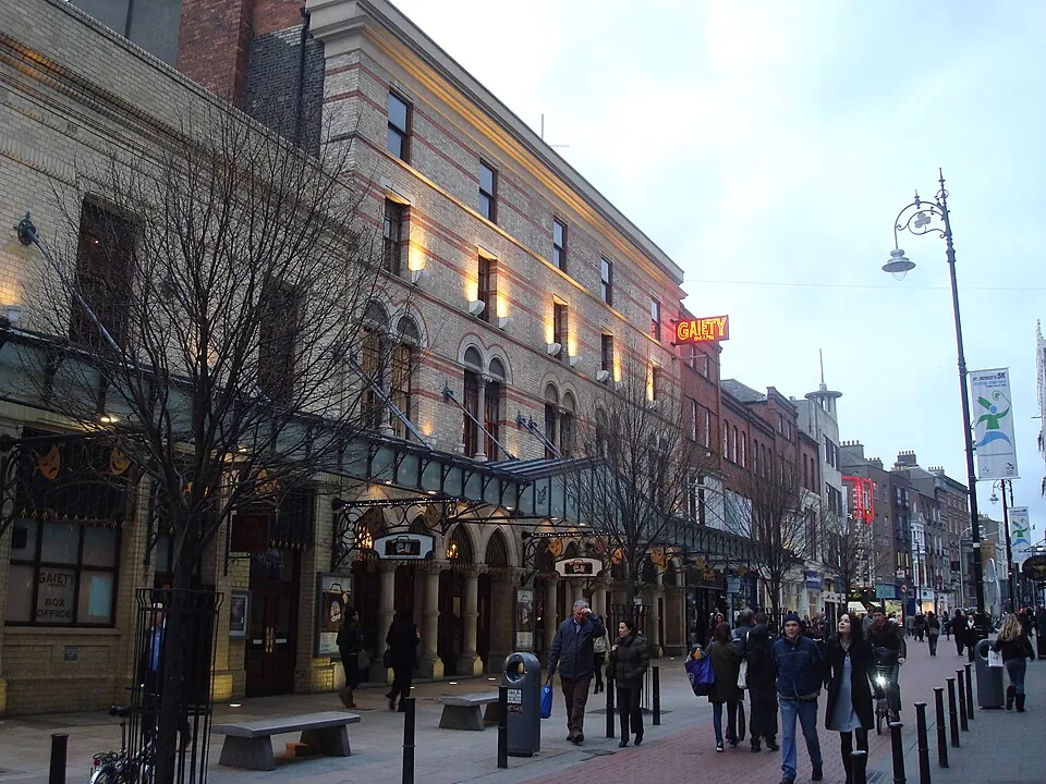 Straßenansicht des Gaiety Theatre in Dublin mit Passanten, Austragungsort des ESC 1971