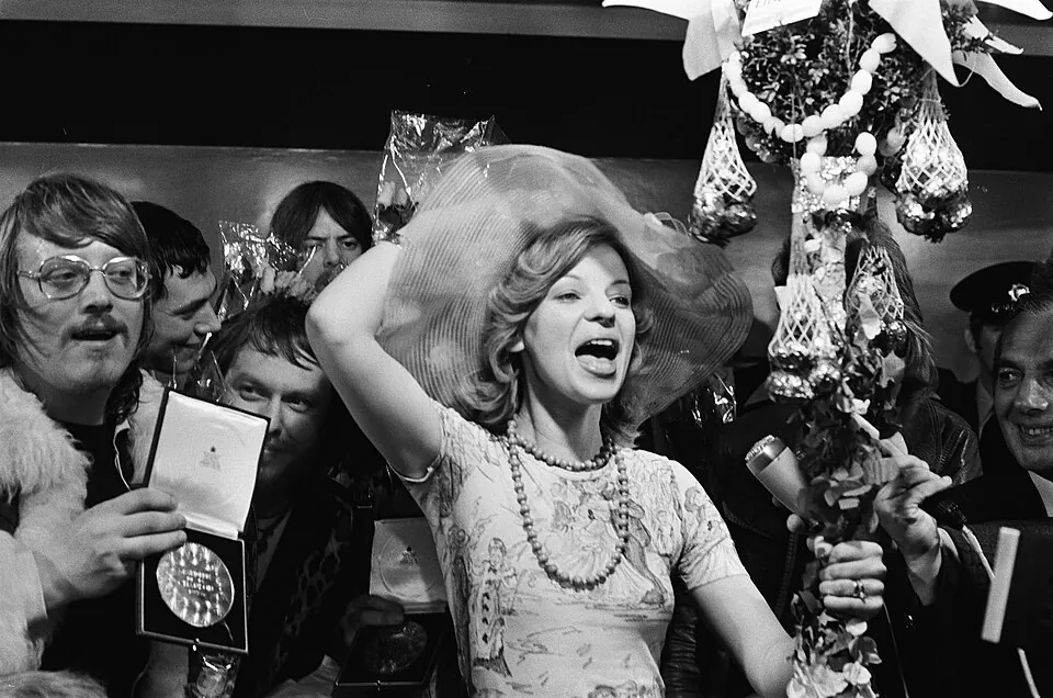 Getty Kaspers jubelt mit großem Hut, links wird die Siegermedaille gezeigt, Schiphol 1975