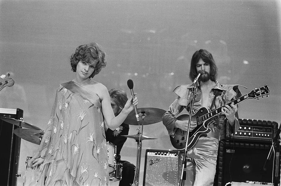 Getty Kaspers mit Tamburin und ein Gitarrist von Teach-In auf der Bühne in Utrecht, 1975