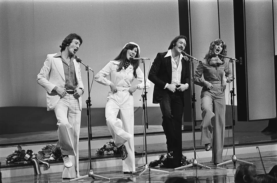 Die vier Mitglieder von Brotherhood of Man singen an Mikrofonen auf der ESC-Bühne 1976 in Den Haag