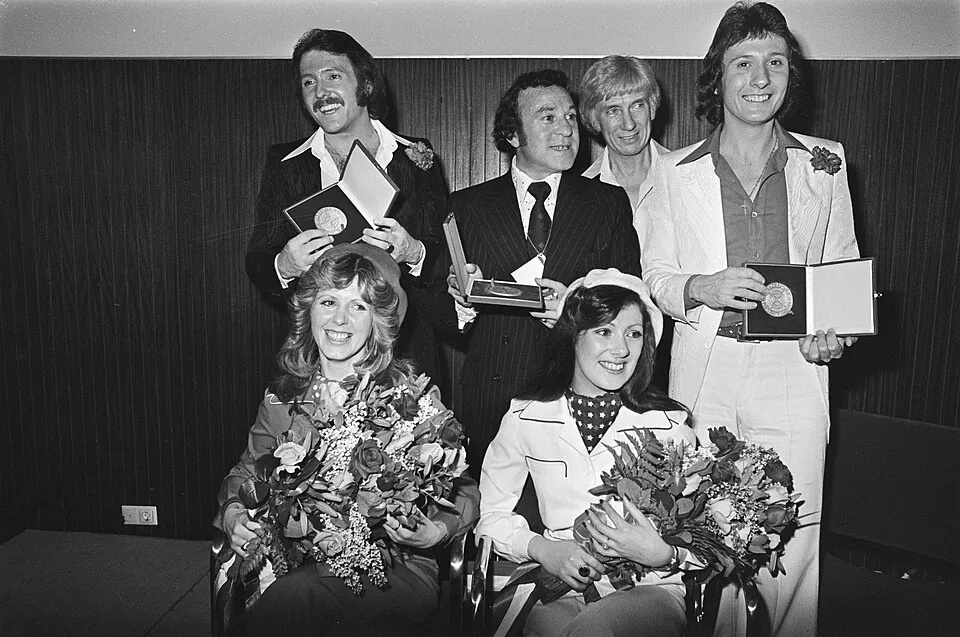 Brotherhood of Man mit Blumen und Siegermedaillen nach dem ESC-Sieg 1976 in Den Haag