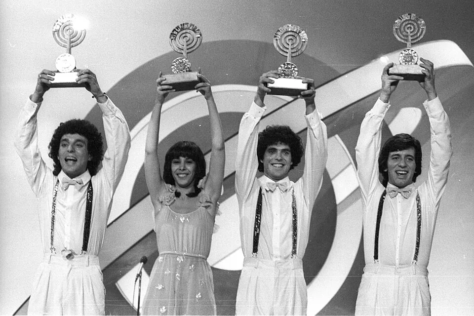 Milk and Honey mit Gali Atari halten nach dem Sieg beim ESC 1979 in Jerusalem Trophäen in die Höhe