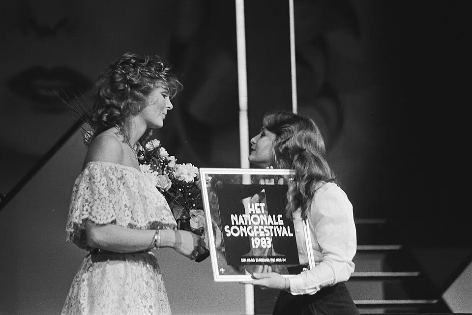 Nicole überreicht Bernadette eine Urkunde beim Nationaal Songfestival 1983 in den Niederlanden
