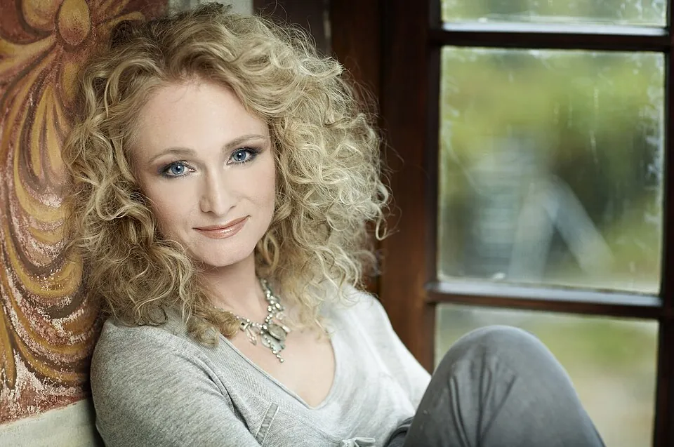 Porträt der lächelnden Nicole mit blonden Locken an einem Fenster, Pressefoto 2007