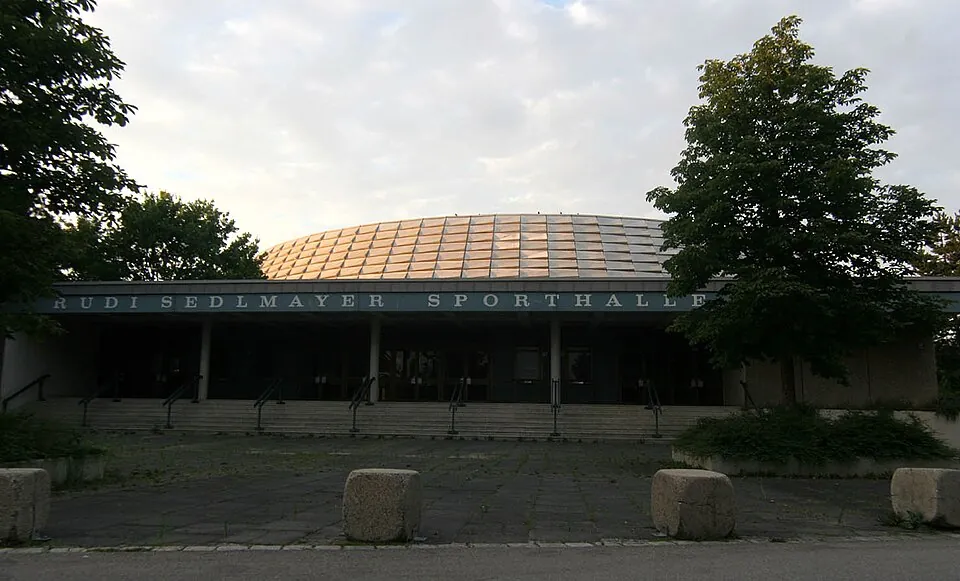 Die Rudi-Sedlmayer-Halle in München mit flachem Kuppeldach, Austragungsort des ESC 1983