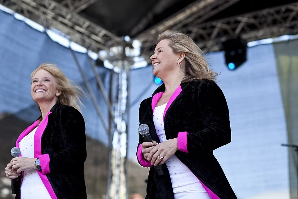 Die beiden Bobbysocks-Sängerinnen in schwarz-pinken Mänteln auf einer Open-Air-Bühne, 2010