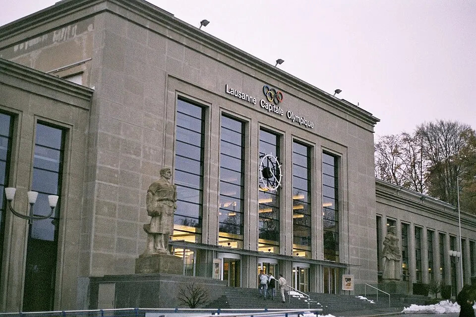 Eingang des Palais de Beaulieu in Lausanne mit Statue und Schneeresten, Austragungsort des ESC 1989