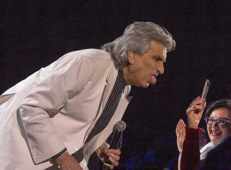 Toto Cutugno im hellen Sakko beugt sich mit Mikrofon zu Fans im Publikum, Israel 2017