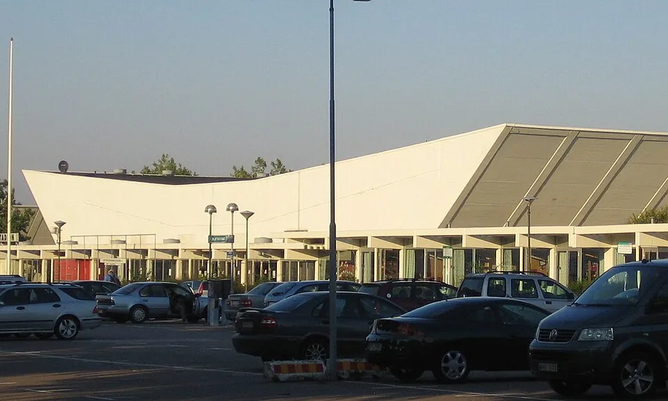 Außenansicht des Malmö Isstadion mit geparkten Autos, Austragungsort des Eurovision Song Contest 1992