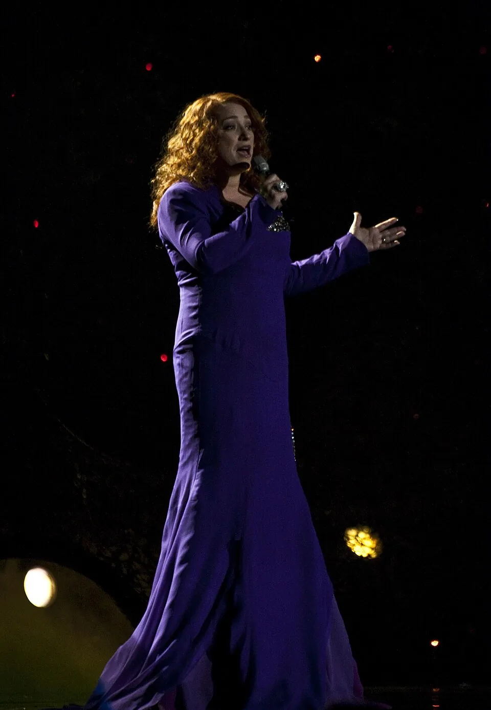 Niamh Kavanagh im langen violetten Kleid singt auf der Bühne des ESC 2010 in Oslo
