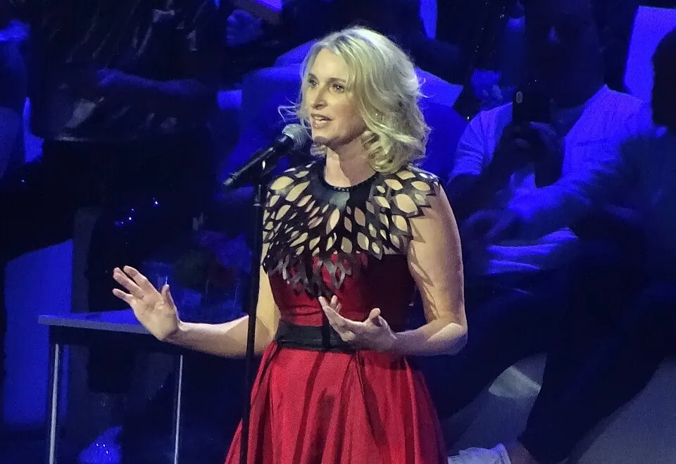 Eimear Quinn singt im roten Kleid mit Mikrofon beim Het Grote Songfestivalfeest 2019