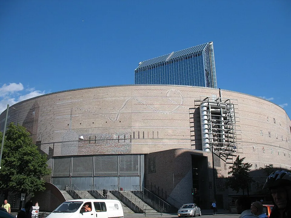 Runde Backsteinfassade der Oslo Spektrum unter blauem Himmel, Austragungsort des ESC 1996