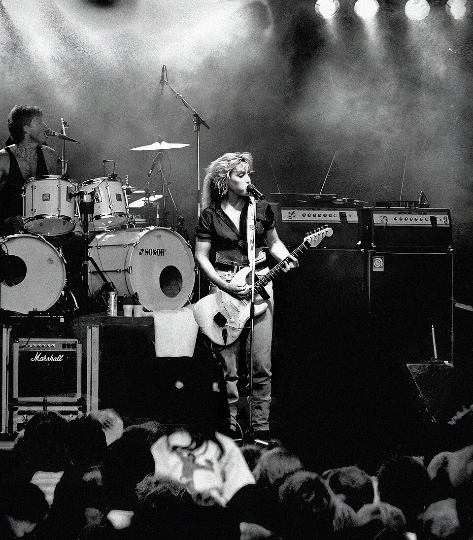 Katrina and the Waves auf der Konzertbühne in Malmö 1988, Katrina Leskanich mit E-Gitarre