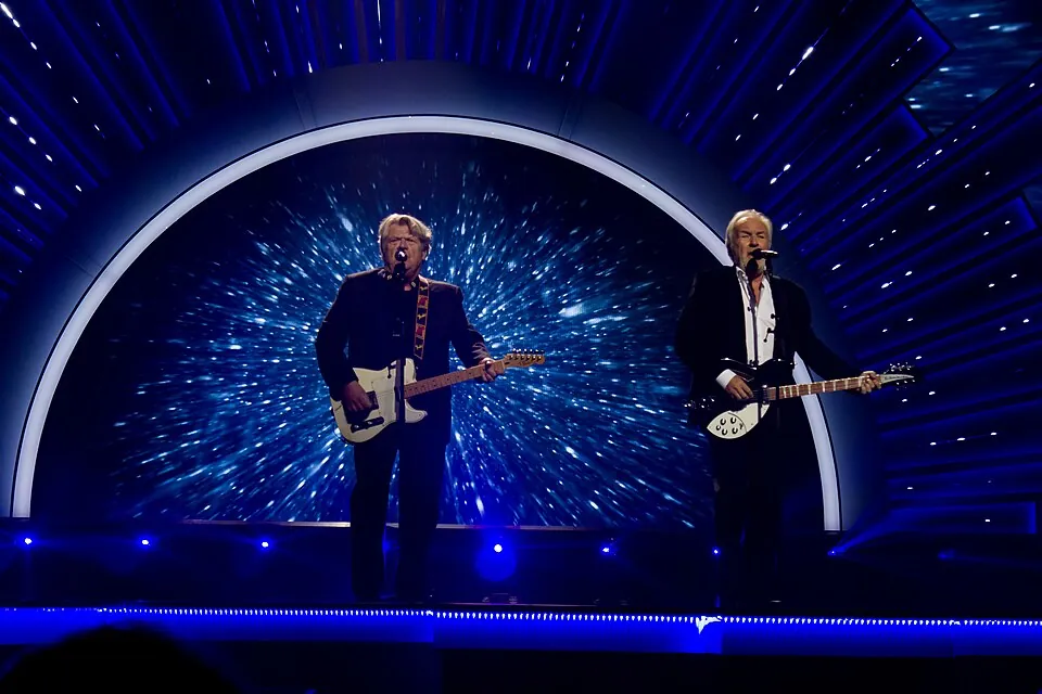 Die Olsen Brothers spielen E-Gitarre und singen auf der blau beleuchteten Bühne des DMGP 2017
