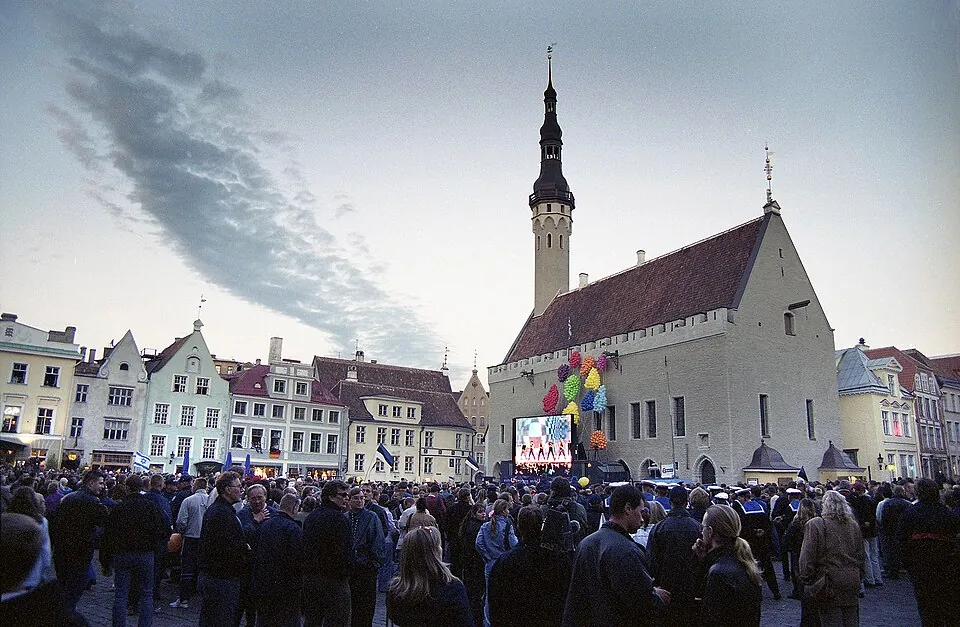Menschenmenge vor einer Großleinwand auf dem Rathausplatz in Tallinn beim Eurovision Song Contest 2002