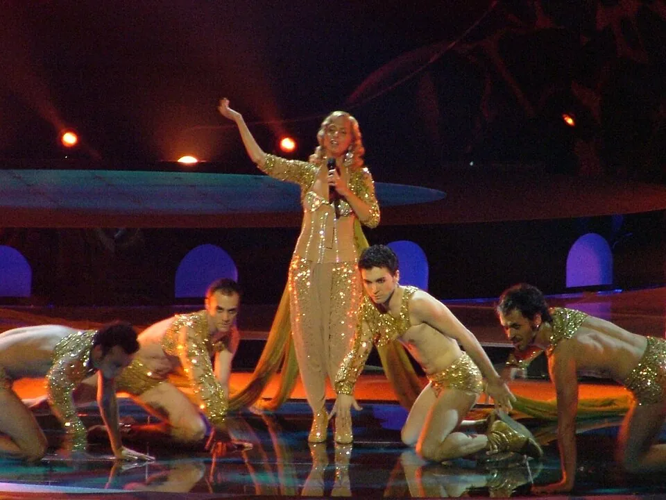 Sertab Erener im goldenen Outfit mit Tänzern auf der Bühne bei der Eröffnung des ESC 2004 in Istanbul
