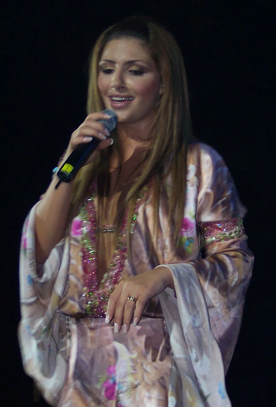 Helena Paparizou singt im bunten Seidenkleid mit Mikrofon bei einem Konzert 2005