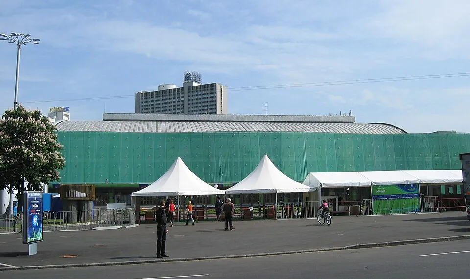 Der Sportpalast in Kiew mit weißen Zelten davor während des Eurovision Song Contest 2005
