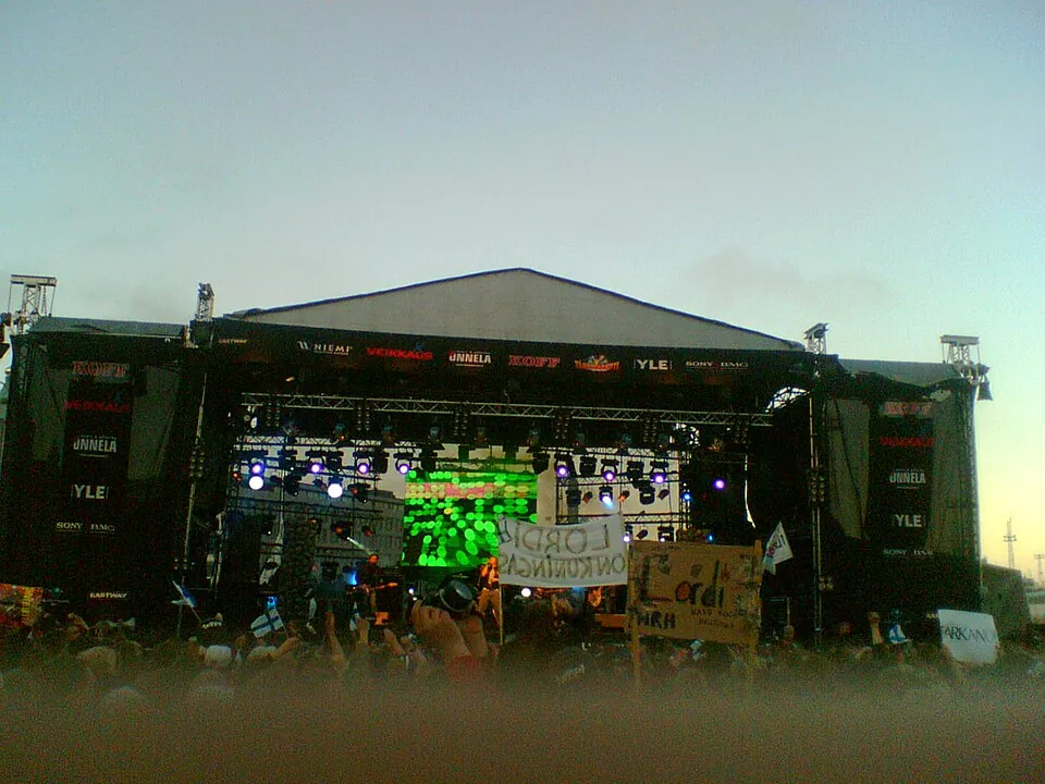 Menschenmenge vor einer Bühne auf dem Marktplatz Kauppatori in Helsinki beim Lordi-Empfang 2006