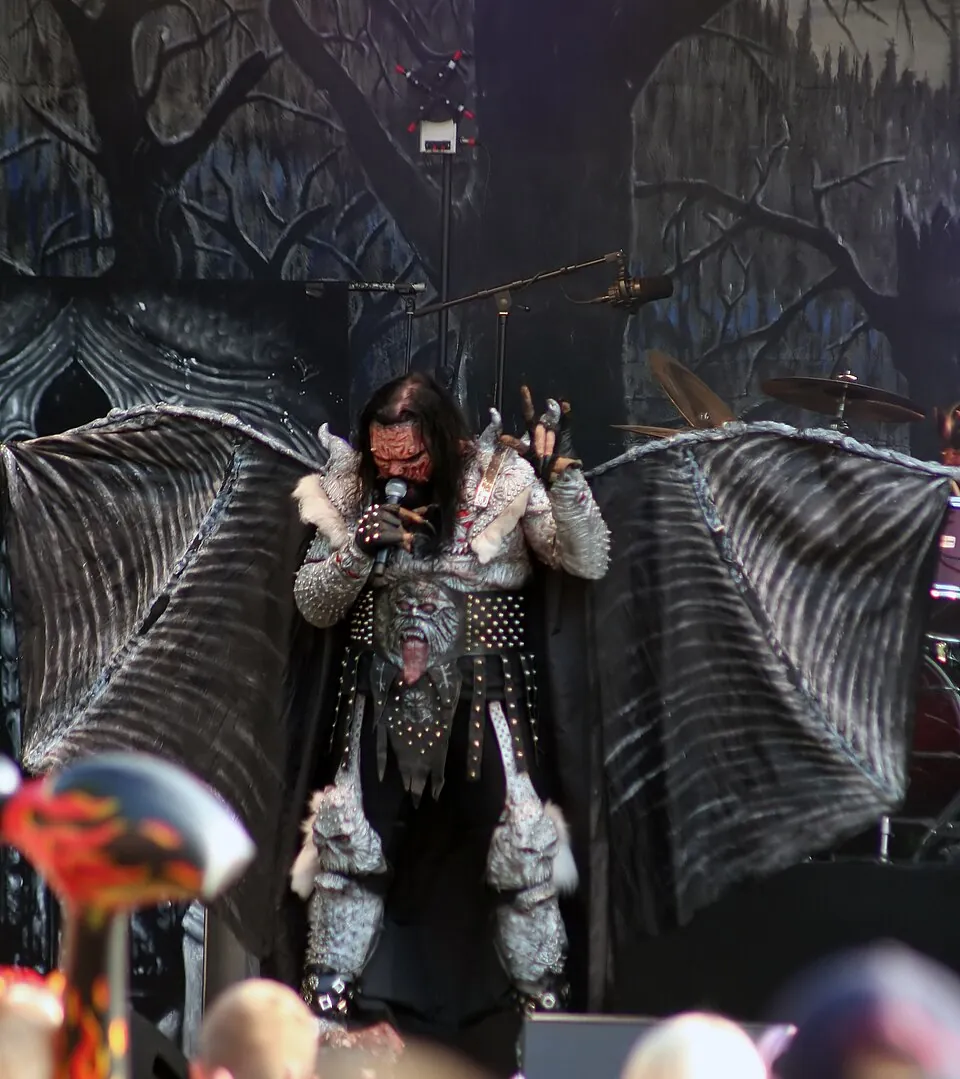 Mr. Lordi im Monsterkostüm mit großen Flügeln singt 2006 auf einer Konzertbühne