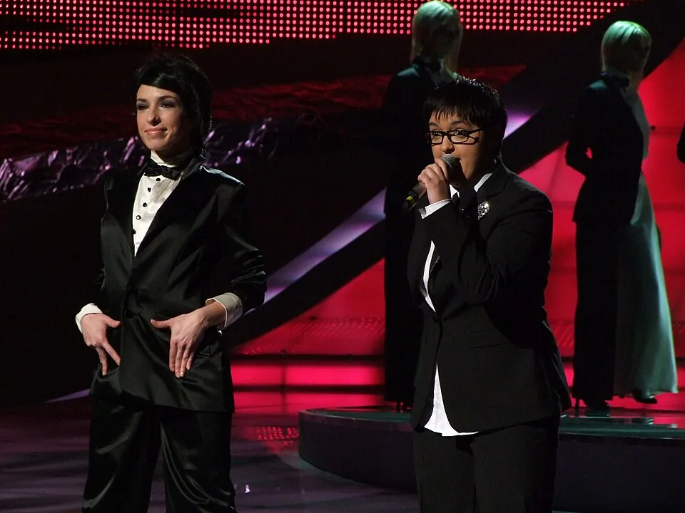 Marija Šerifović singt im schwarzen Anzug neben einer Tänzerin im Finale des ESC 2008 in Belgrad