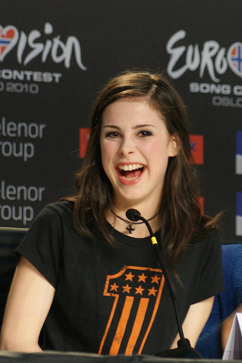 Lachende Lena Meyer-Landrut bei der Sieger-Pressekonferenz des Eurovision Song Contest 2010 in Oslo