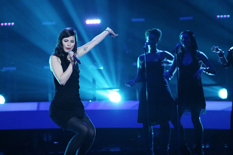 Lena Meyer-Landrut singt im schwarzen Kleid vor blauem Licht und Backgroundsängerinnen, ESC 2010