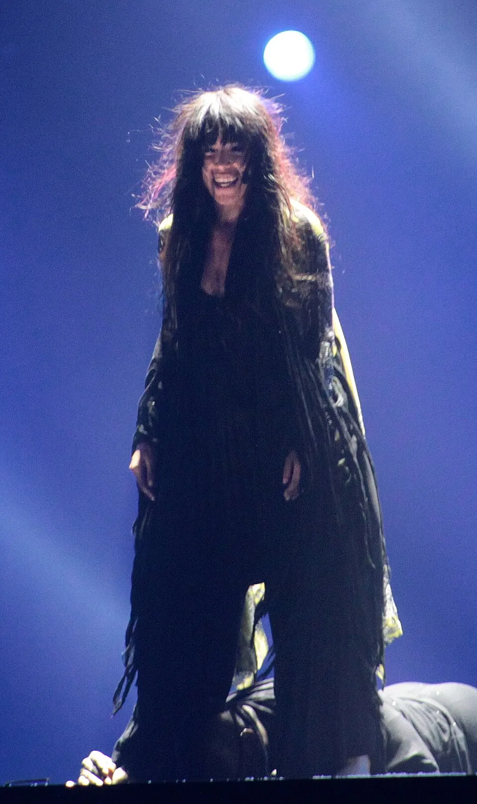 Loreen steht mit langen dunklen Haaren im Scheinwerferlicht auf der ESC-Bühne 2012 in Baku