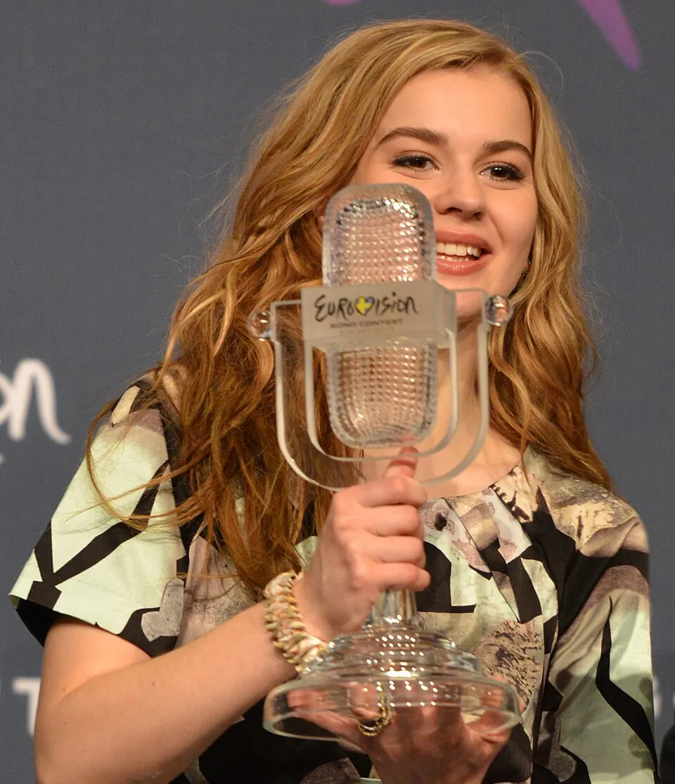 Emmelie de Forest hält lächelnd die gläserne Mikrofon-Trophäe bei der Sieger-Pressekonferenz 2013