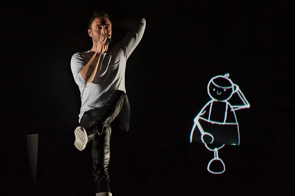 Måns Zelmerlöw tanzt auf dunkler Bühne neben einem projizierten Strichmännchen, ESC 2015 in Wien
