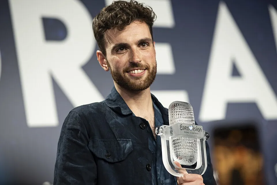 Lächelnder Duncan Laurence hält die gläserne Mikrofon-Trophäe des Eurovision Song Contest 2019
