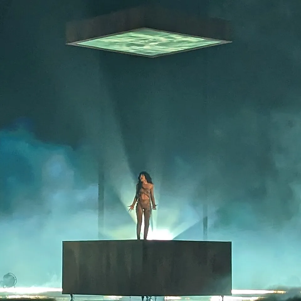Loreen steht im Nebel auf einer Box zwischen zwei Bühnenelementen, ESC 2023 in Liverpool