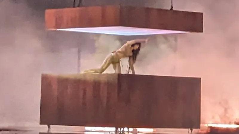 Loreen liegt in ihrer Choreografie auf einer Box unter einer leuchtenden Platte, ESC 2023 in Liverpool