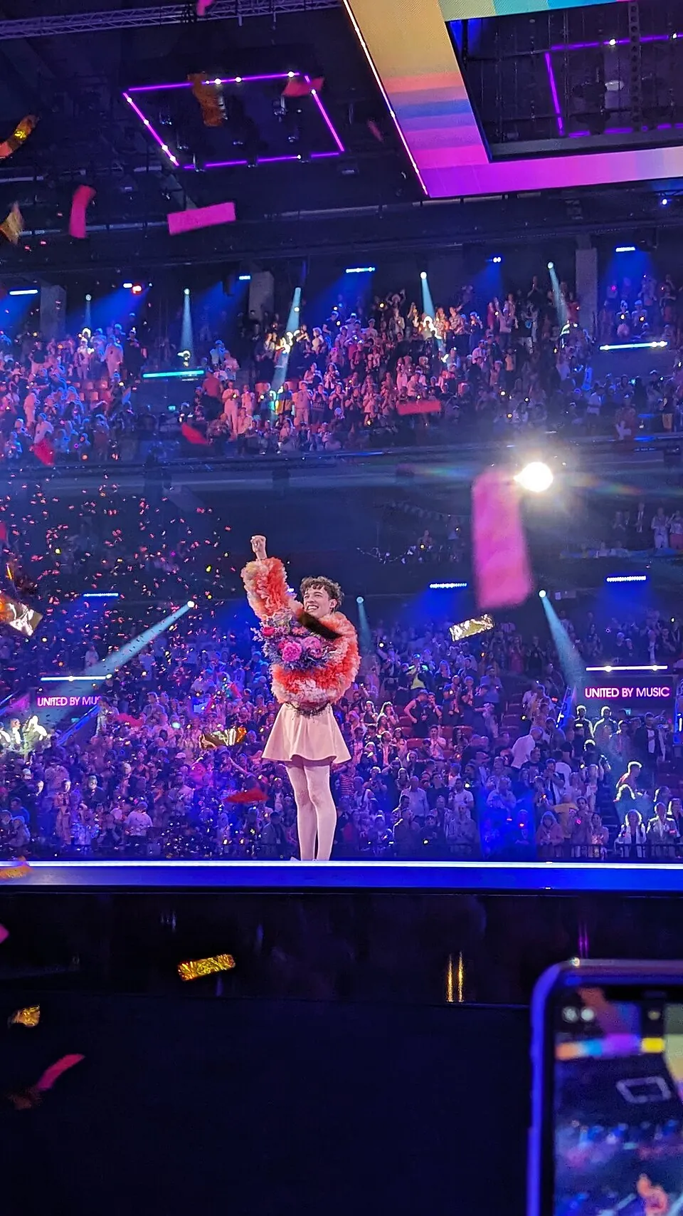 Nemo winkt nach dem Sieg auf der Bühne der Malmö Arena vor vollen Rängen, ESC 2024