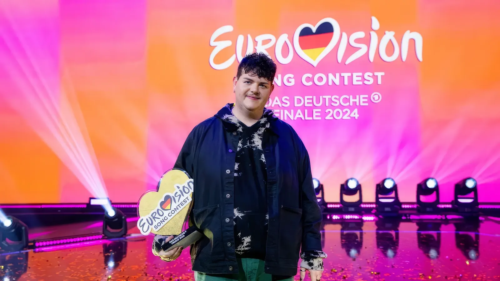 Isaak mit dem Siegerpokal nach dem deutschen ESC-Vorentscheid 2024